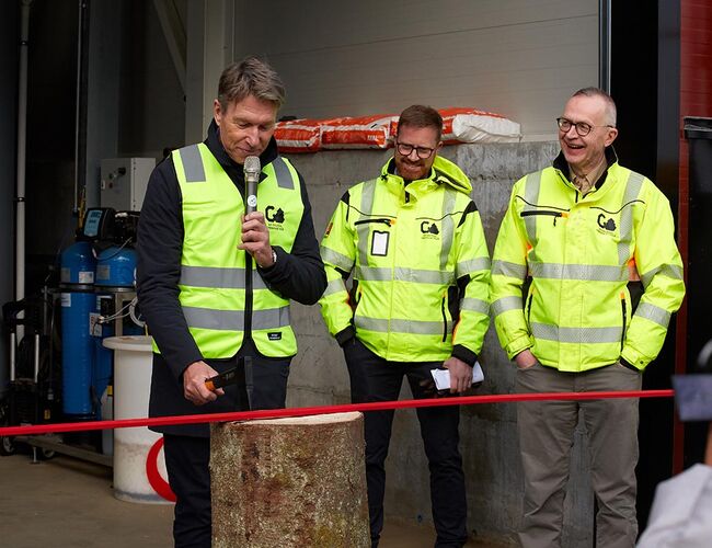 Her åpner energiminister Terje Aasland G3 Gran Tre sin nye biovarmesentral. Til høyre for ministeren: Terje Osen og Jørn Nørstelien fra G3 Gausdal Treindustrier. Foto: Mats Olsen/Nobio