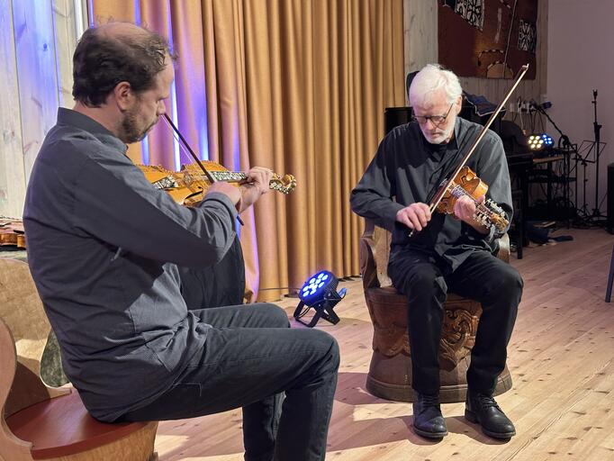 Lars Erik og Arne Øygarden med særs godt samkøyrt spel på Nye Sjodar folkemusikkscene. Foto: Per Anders Buen Garnås.