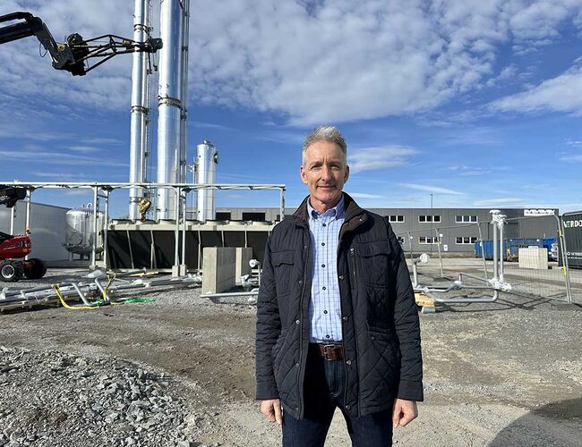 Østfold Energi-sjef Oddmund Kroken ved karbonfangstanlegget som nå er under bygging i Rakkestad. Foto: Østfold Energi