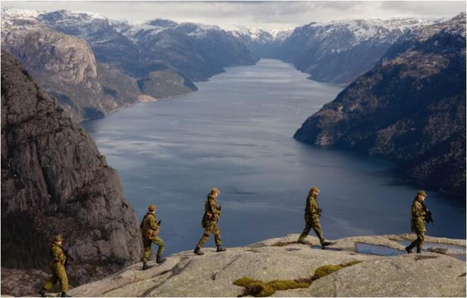 Soldater som vandret på ett fjell