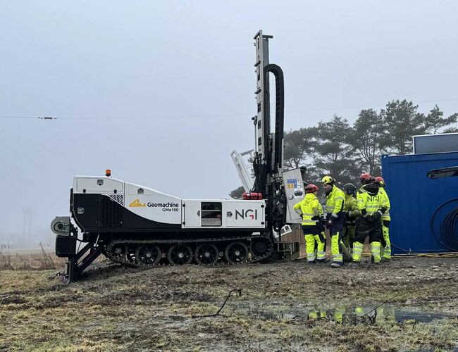 NGI-ansatte innvier den helelektriske boreriggen, GMe100. Foto: NGI
