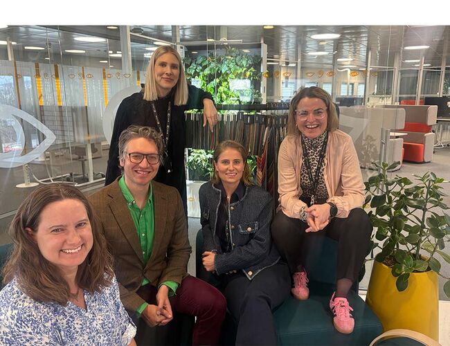 Fra venstre: Taru Limnell Holm, Loopfront; Vladislav Kazanskiy, Loopfront; Anett Smulders, Coor og Marthe Hiorth, Coor.  Stående bak: Yvonne Lindahl Czapka, Coor. Foto: Coor