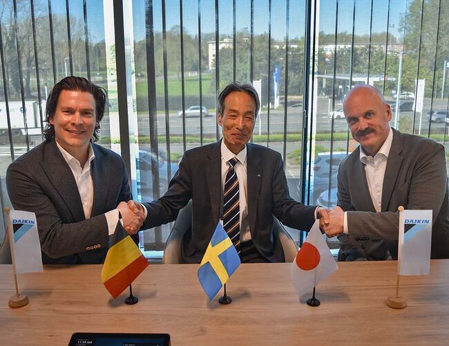 Fra venstre: Petrus Joona, medeier i Kylslaget; Masatsugu Minaka, styreleder i Daikin Europe N.V.; og Jakob Forss, daglig leder i Kylslaget. Foto: Daikin