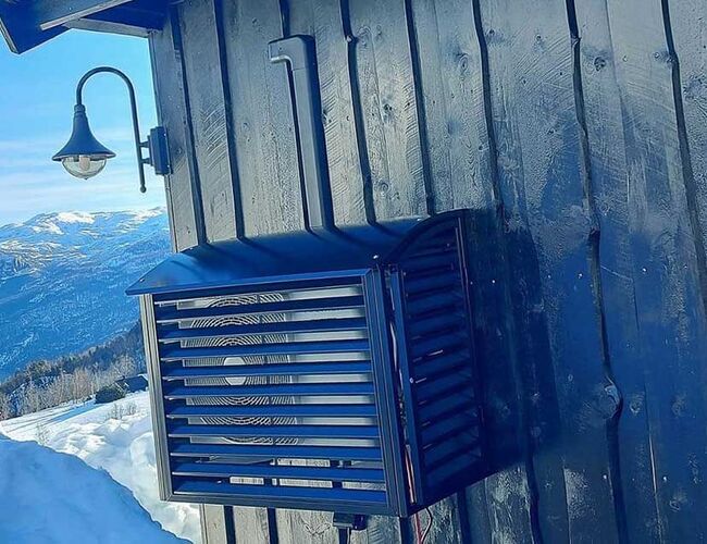 Luft-til-luft-varmepumpe installert på en hytte bidrar til lavere energiforbruk året rundt. Foto: Novap