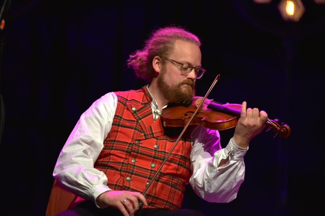 Aslak Brimi tok sin sjette siger i Fele klasse A under Landskappleiken på Gol. Til dagleg er han leiar i FolkOrg, som inviterer delegatar frå dei 166 medlemslaga i FolkOrg til landsmøte. Foto: Isa Holmgren.