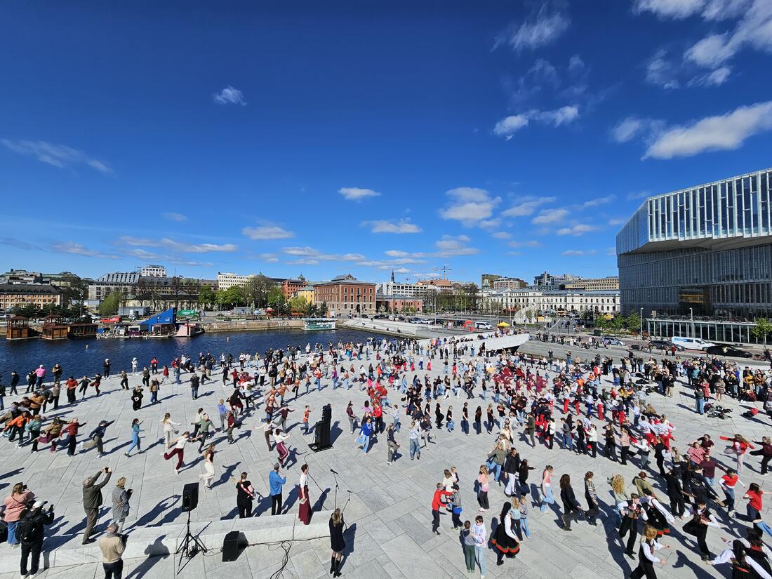 350 dansarar i Onstad sin hallingkoreografi i strålande vêr på operataket.