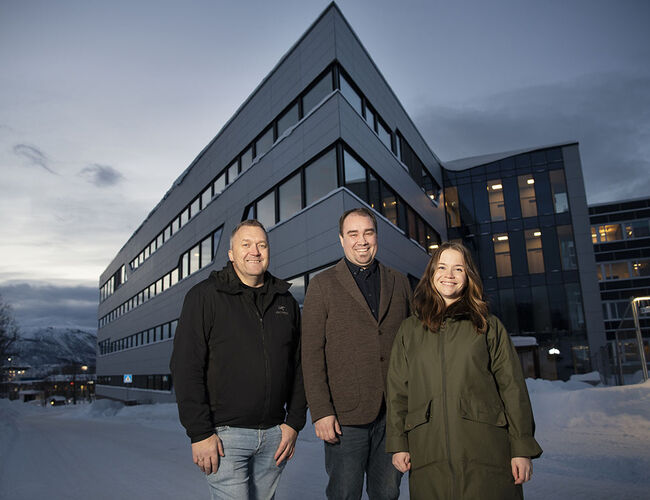 F.v. Roy Heggelund, prosjektleder i Consto, Øyvind Eklo, prosjektsjef i Siva og Ida Bordi Stene, Constos BREEAM-ansvarlig. Foto: Siva