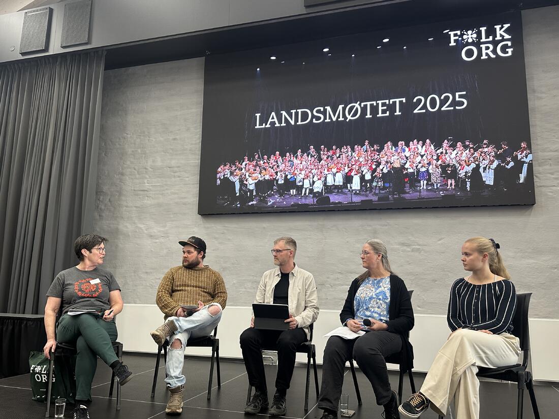 Paneldebattdeltakarane (f.v.): Lene Furuli, Alexander Røynstrand, Sturla Eide, Kari Nilssen og Vilde Westeng. Foto: Liv Annette Nygjerdet.