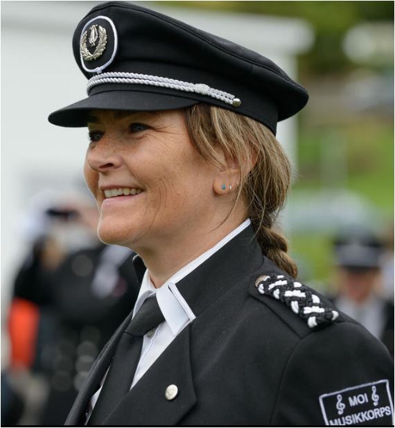 Dame i korps uniform