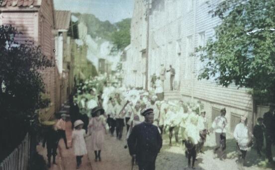 Bilde av 17. mai tog som går forbi Andorsengården. Fra 1911.