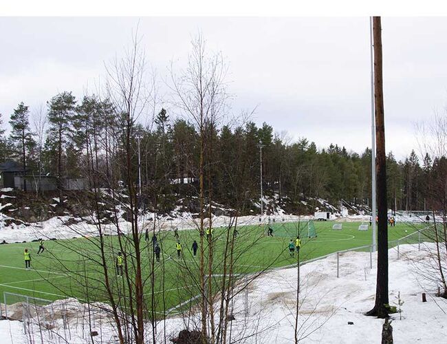 Denne gressbanen i Sofiemyr idrettspark blir om vinteren varmet opp med sommerenergi, som er lagret i en GeoTermos. Foto: EnergiAktuelt