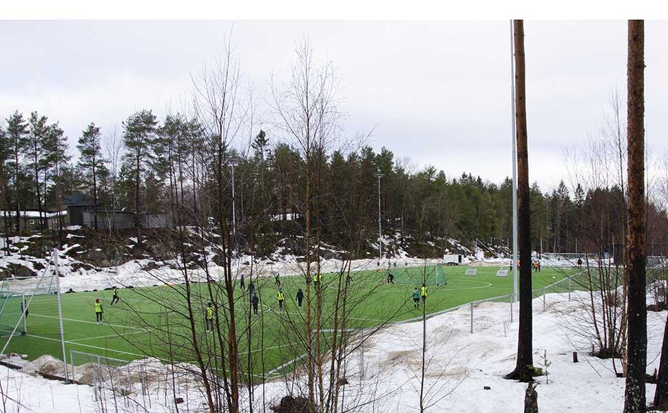 Denne gressbanen i Sofiemyr idrettspark blir om vinteren varmet opp med sommerenergi, som er lagret i en GeoTermos. Foto: EnergiAktuelt