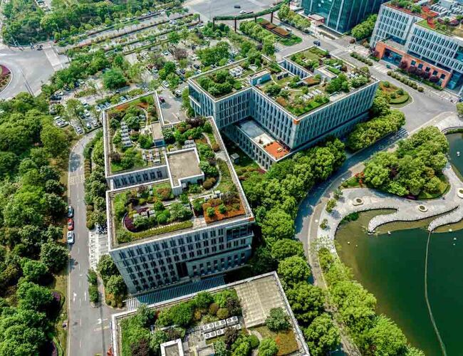 Klimaendringer og urbanisering gir byene dobbelt utfordring: både flom og vannmangel. For å møte dette kreves nye løsninger der overvann behandles som en verdifull ressurs og utnyttes der det faller. Foto: Wavin