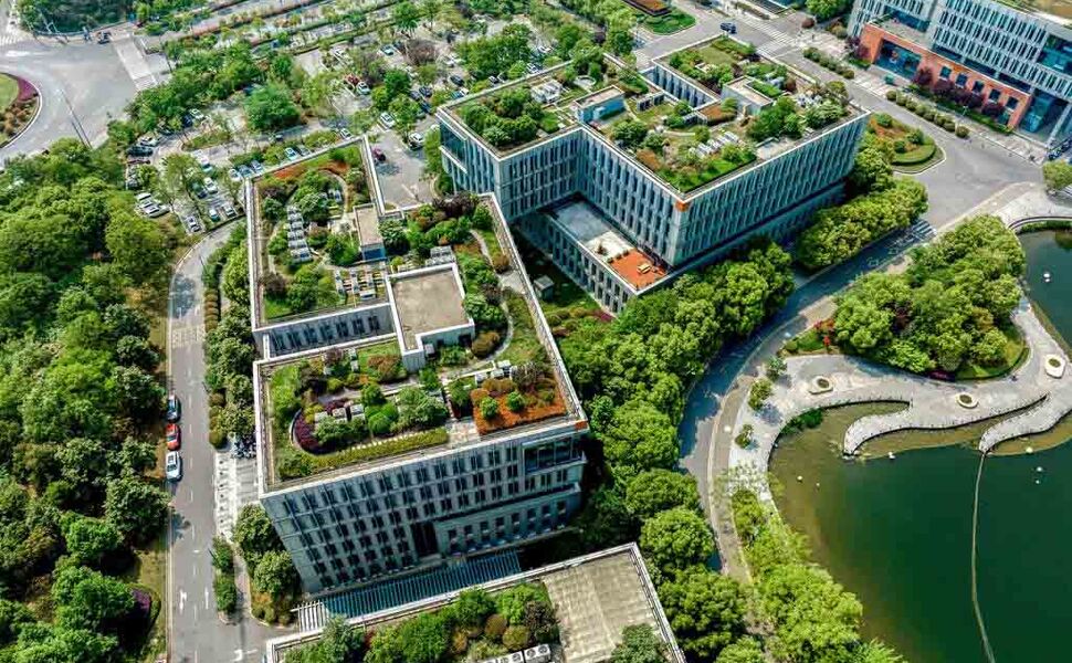 Klimaendringer og urbanisering gir byene dobbelt utfordring: både flom og vannmangel. For å møte dette kreves nye løsninger der overvann behandles som en verdifull ressurs og utnyttes der det faller. Foto: Wavin