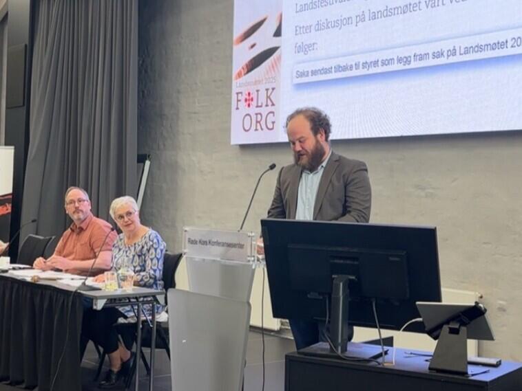 Anders Lunden Herfoss la fram forslaget på vegner av styret i FolkOrg. Foto: Liv Annette Nygjerdet.