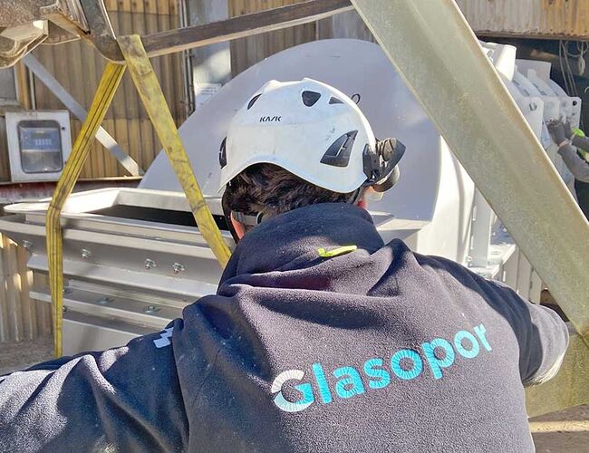 Innheising av selve tørkeovnsmodulen inn i eksisterende bygningsmasse. Foto: Glasopor