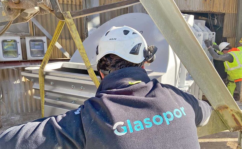 Innheising av selve tørkeovnsmodulen inn i eksisterende bygningsmasse. Foto: Glasopor