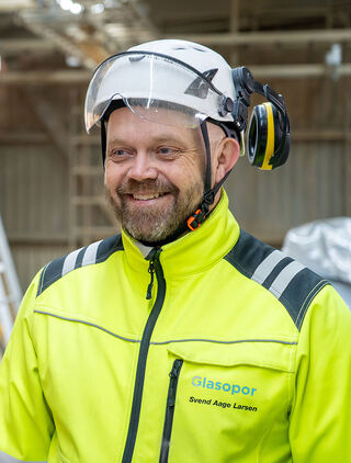 Fabrikksjef Svend Aage Larsen er godt fornøyd med den nye tørkeovnen. Foto: Glasopor