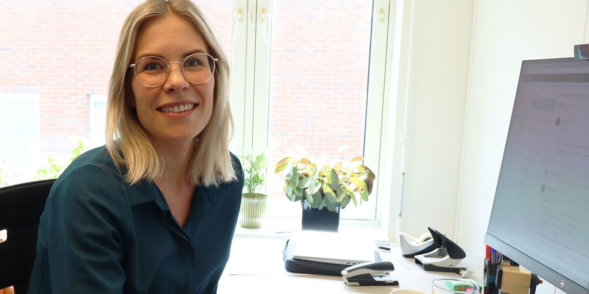 Image of NIOM scientist Mina Aker Sagen sitting at her office desk.