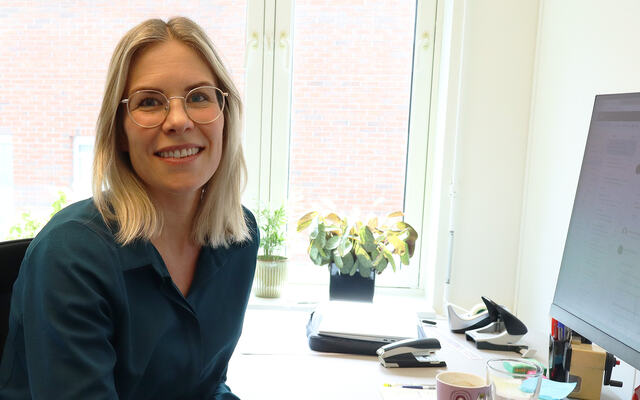 Image of NIOM scientist Mina Aker Sagen sitting at her office desk.