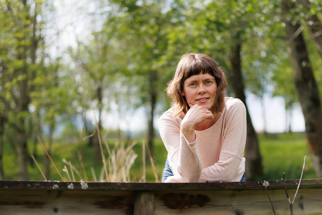 Gro Marie Svidal er den fyrste på hardingfele til å ta phd-grad på kunstnarleg utviklingsarbeid. Foto: Roger Andre Vie Hansen.