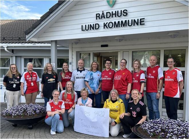 Flere ansatte på Lund kommune i fotballtrøyer for å vise støtte til Barnekreftforeningen