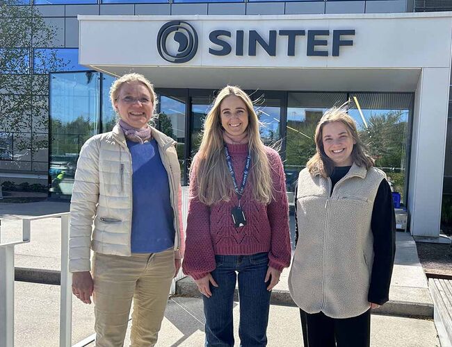 Doktorgradsstudent og forsker i SINTEF, Synne Krekling Lien (t.h.), har sammen med andre SINTEF-forskere laget datasettet i samarbeid med Oslobygg KF. Kari Thunshelle (t.v.) er prosjektleder i COFACTOR og Kamilla Heimar Johra (midten) er prosjektleder i Smart Building Hub. Foto: Ida Rambæk