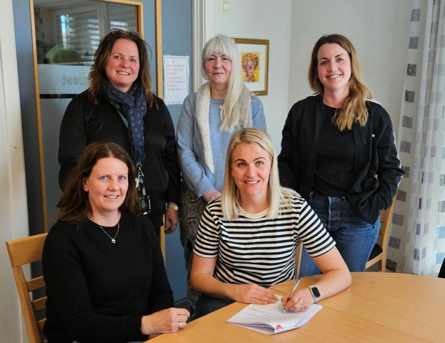 Her signeres avtalen mellom kommunen og frivilligheten.  Fra venstre: Torunn Isaksen – avdelingsleder aktivitet og mestring, Hilde Berg Bentsen – demenskoordinator, Marianne Skoie – leder Lindesnes demensforening, Karina Aasen – daglig leder Manda