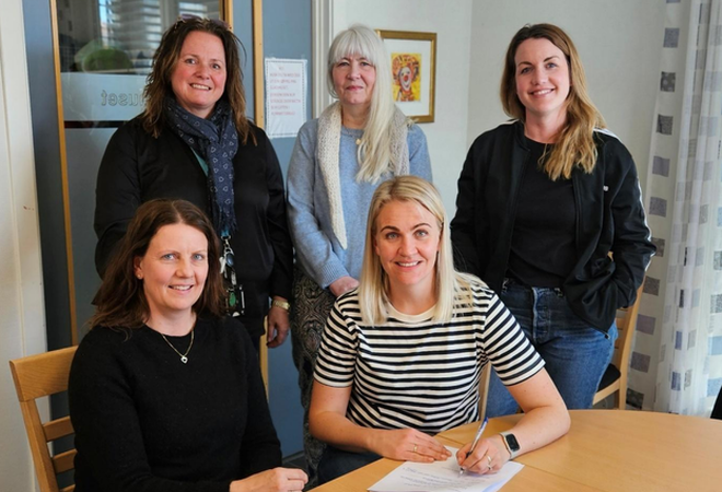 Her signeres avtalen mellom kommunen og frivilligheten.  Fra venstre: Torunn Isaksen – avdelingsleder aktivitet og mestring, Hilde Berg Bentsen – demenskoordinator, Marianne Skoie – leder Lindesnes demensforening, Karina Aasen – daglig leder Manda