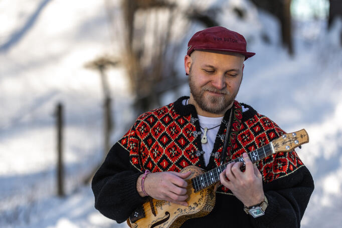 Gaute Søderholm er ute med debutalbumet sitt. Den tidlegare Raulandsstudenten har tilpassa ukulela til den norske folkemusikken. Foto: Niklas Johnsen.