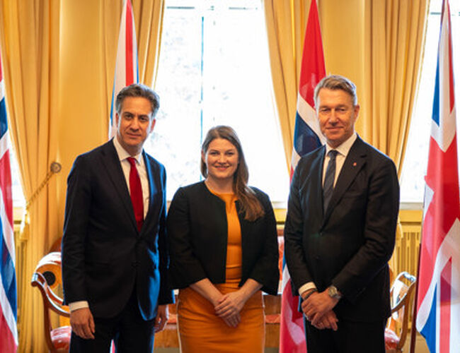 Fra høyre, Storbritannias energiminister Ed Miliband, næringsminister Cecilie Myrseth og energiminister Terje Aasland. Foto: Energidepartementet