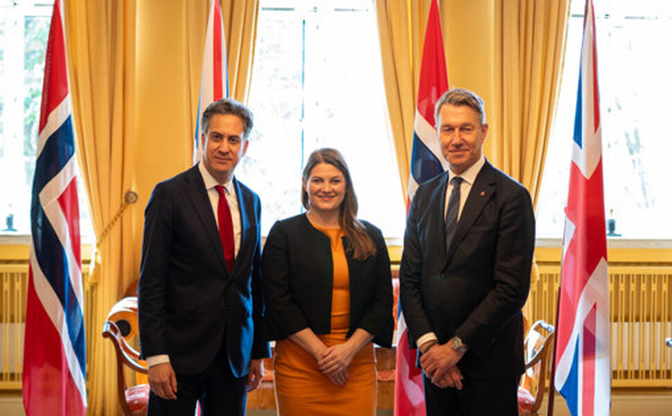 Fra høyre, Storbritannias energiminister Ed Miliband, næringsminister Cecilie Myrseth og energiminister Terje Aasland. Foto: Energidepartementet