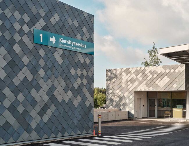 Kivikko Sortti-stasjonen i Helsingfors har vunnet German Design Award 2025 for sin kombinasjon av funksjonalitet og bærekraft. Fasaden er kledd med gjenbrukte titansinkplater fra Rheinzink. Foto: Kivinen Rusanen Architects