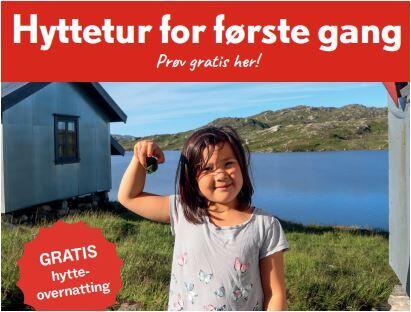 Bilde av liten jente som står ved sjø og ei DNT hytte