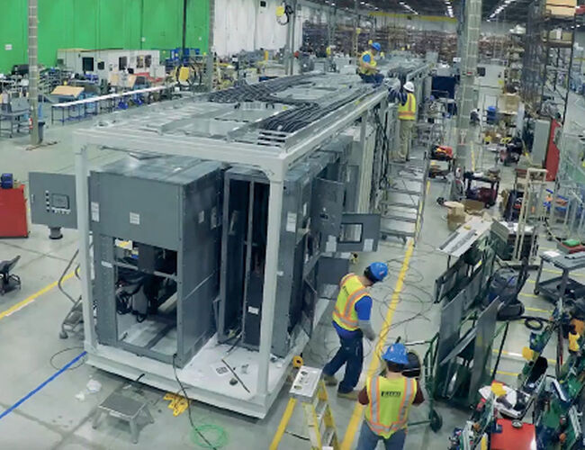 Datasentre leveres i moduler som blir prefabrikkert i kontrollerte omgivelser og bygget av eksperter innen faget. Foto: Schneider Electric Datasentre leveres i moduler som blir prefabrikkert i kontrollerte omgivelser og bygget av eksperter innen faget. Foto: Schneider Electric