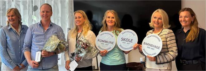 Bilde av 5 damer og en mann i forbindelse med Trafikksikker kommune