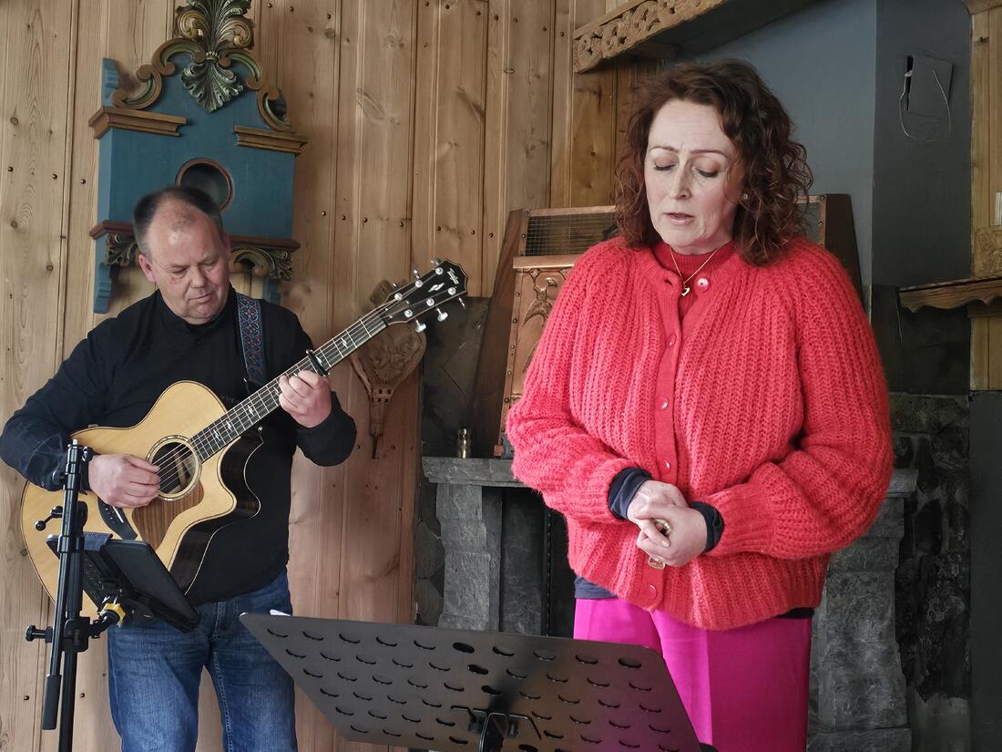 Camilla Granlien og gitarist Frode Berntzen kunne presentere eit flunkande nytt materiale basert på dikt av Tor Jonsson. Foto: Kjellbjørn Karsrud.
