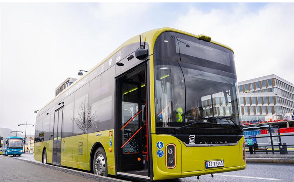 Fra 19. mai vil to busser i Trondheim kunne lade trådløst mens de er i trafikk. Foto: AtB