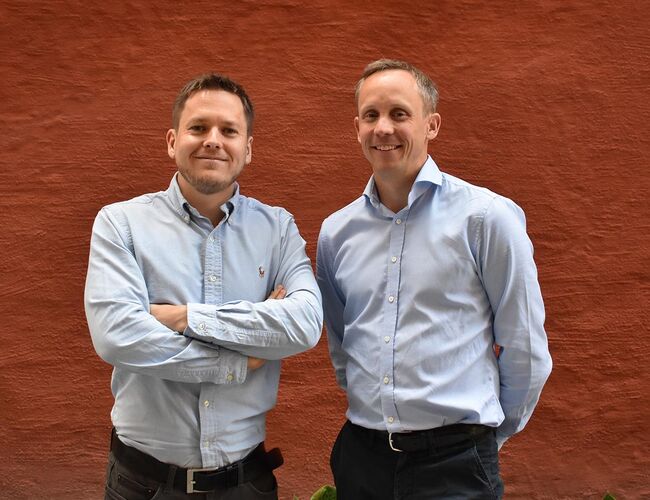Fra venstre: Simen Wahlstrøm er ansatt som fagansvarlig for klimagassberegninger og Henrik Ness Mikkelsen som fagsjef for infrastruktur. Foto: Grønn Byggallianse