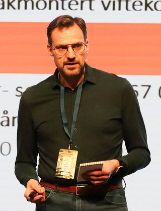 Gjermund Kaupang, leder for prosjekt- og boligutvikling i Larvik Boligbyggelag presenterte prosjektet i Frøytunet borettslag under Energismart-konferansen i mars. Foto: EFO