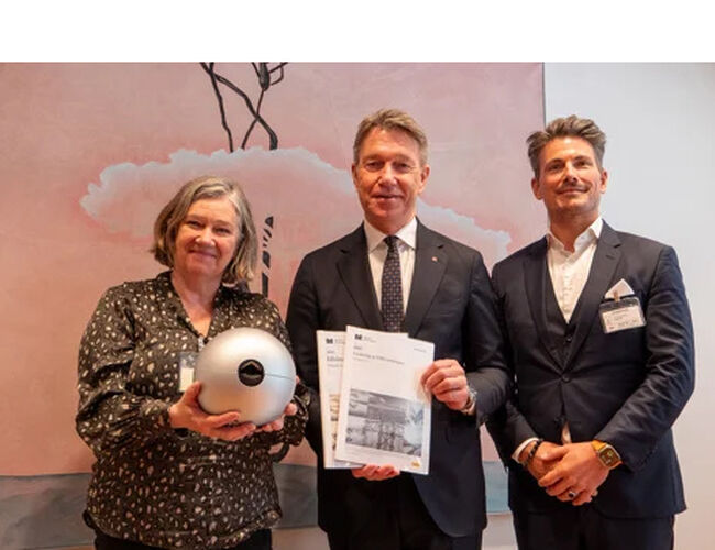 Energiministeren fikk overrakt rapportene fra administrerende direktør i Forskningsrådet, Mari Sundli Tveit og fikk demonstrert sensorteknologien av administrerende direktør i Heimdall Power, Jørgen Festervoll. Foto: Stine Grimsrud / Energidepartementet