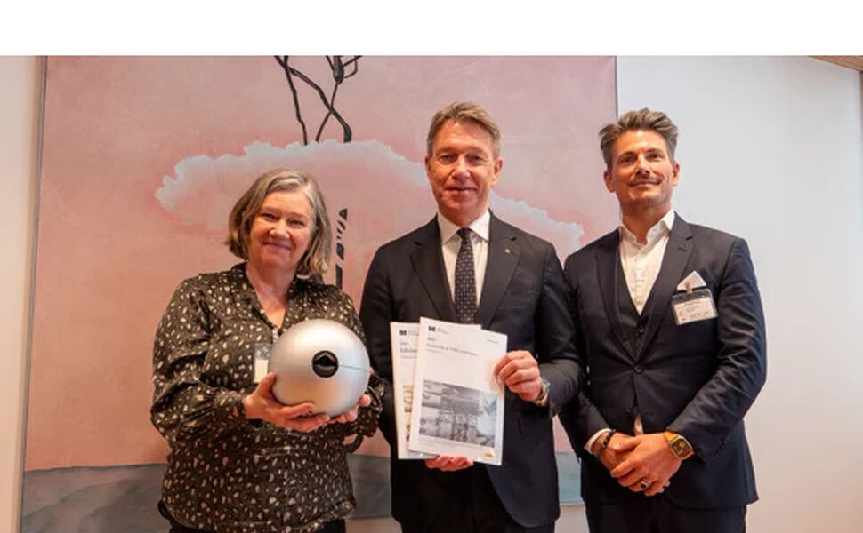 Energiministeren fikk overrakt rapportene fra administrerende direktør i Forskningsrådet, Mari Sundli Tveit og fikk demonstrert sensorteknologien av administrerende direktør i Heimdall Power, Jørgen Festervoll. Foto: Stine Grimsrud / Energidepartementet
