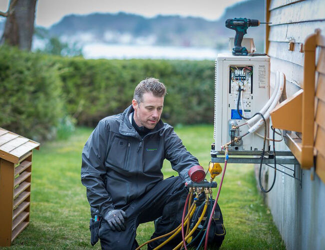 Installasjon av Kinnans installatørkjede Klimaekspertene. Foto: Kinnan