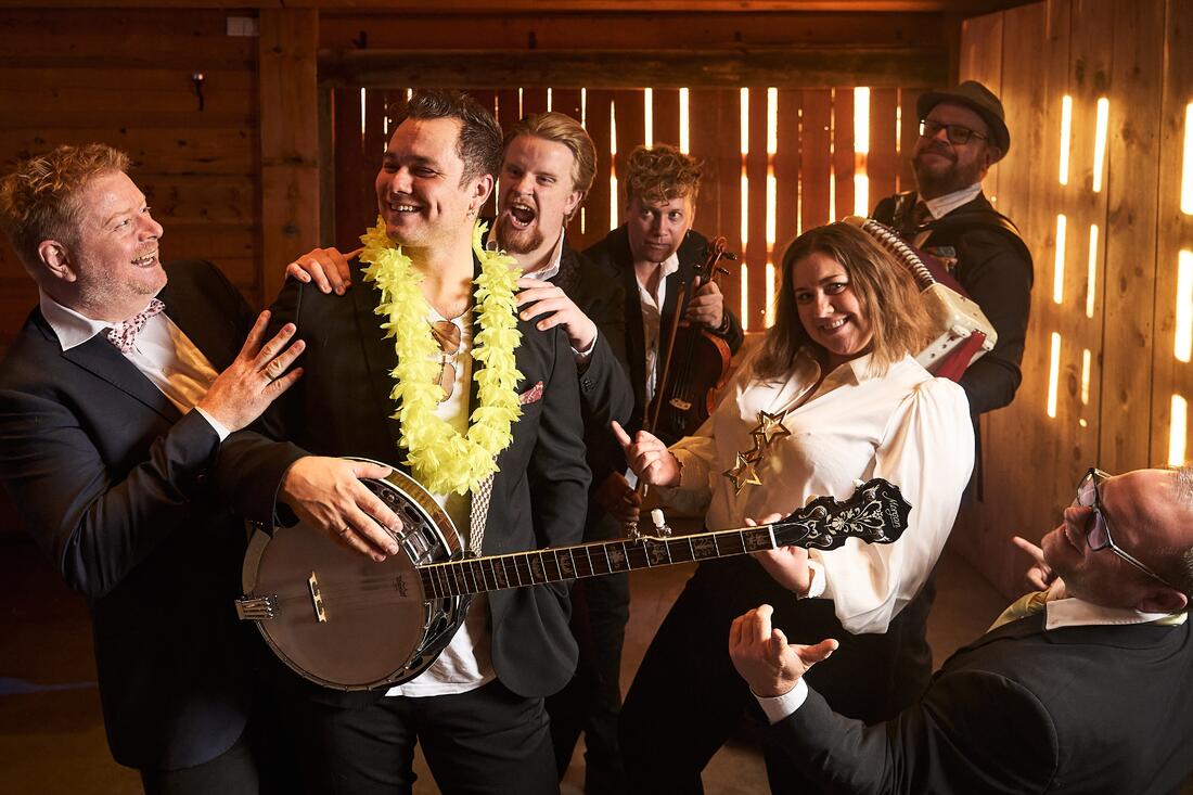 Madam Jam består av Geir Byre, Steinar Odde, Kristen Bratås, Bjørn Kåre Odde, Gro Visdal, Pål Bratås og Øyvind Sandum. Foto: Thor Hauknes.