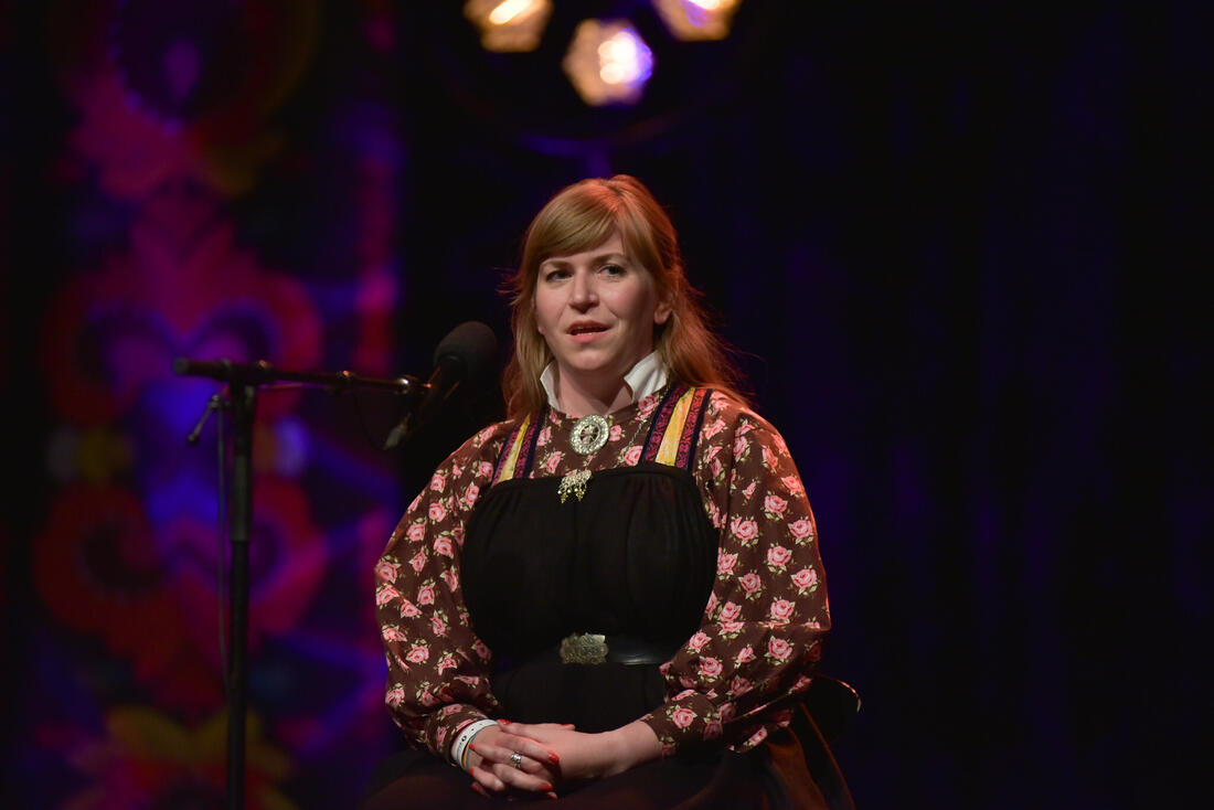 Solfrid Nestegard Gjeldokk, her frå Landskappleiken på Gol i fjor, er leiar i Folkemusikkveka og dagens gjest i fredagspraten. Foto: Isa Holmgren.
