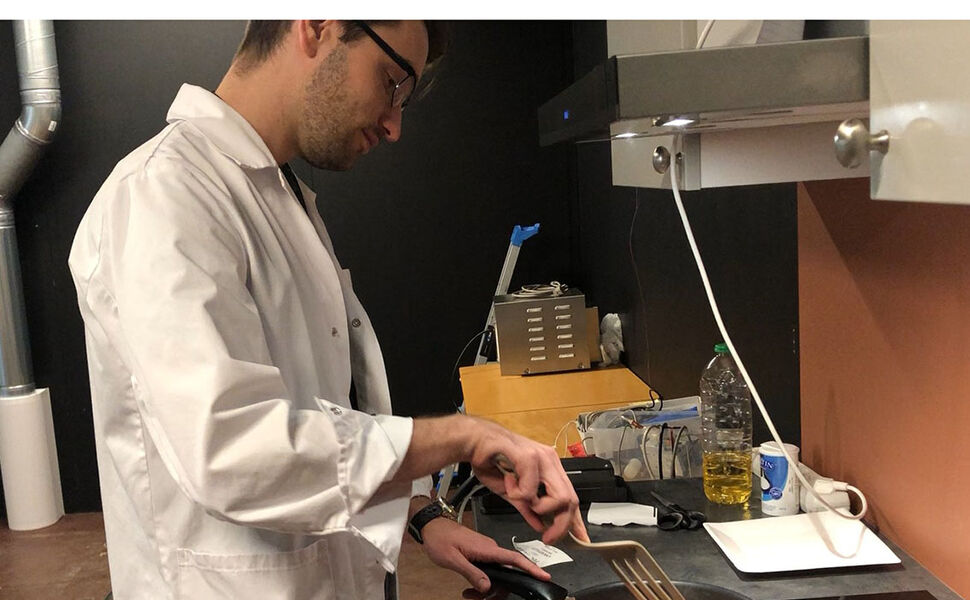 Her testes ulike ventilasjonsløsninger i SINTEFs laboratorium. Forskerne tilberedte 72 laksemiddager og overvåket inneklimaet. Foto: SINTEF