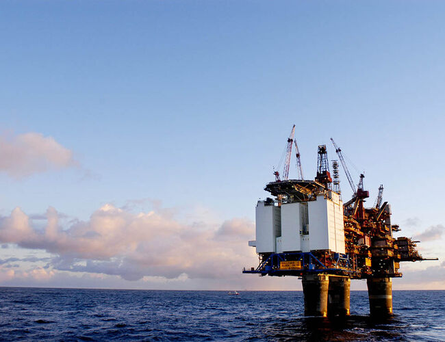 Norske kvoteutslipp fra industrien falt 4 prosent i 2024: Elektrifisering offshore har bidratt til noe av nedgangen. Bilde av oljeplattform utenfor Stavanger. Foto: Adfoto, Mostphotos