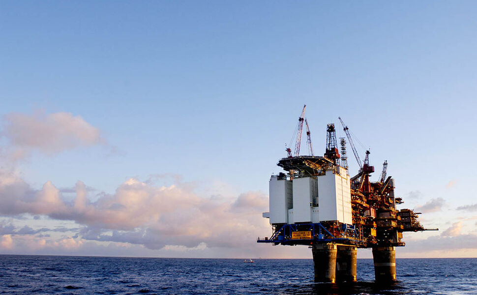 Norske kvoteutslipp fra industrien falt 4 prosent i 2024: Elektrifisering offshore har bidratt til noe av nedgangen. Bilde av oljeplattform utenfor Stavanger. Foto: Adfoto, Mostphotos