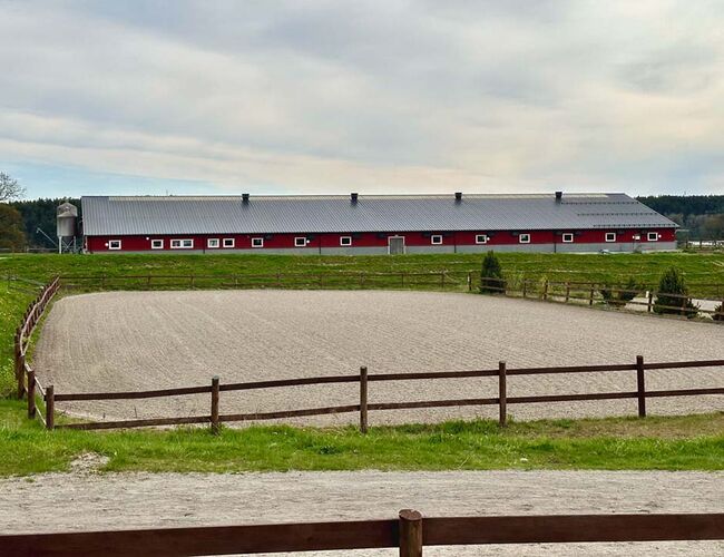 Takene til ridehallen vil få solcellepaneler fra Soleie AS. Foto: Østfold Energi