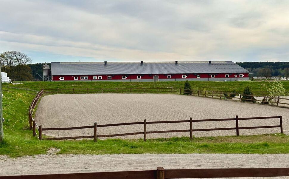 Takene til ridehallen vil få solcellepaneler fra Soleie AS. Foto: Østfold Energi
